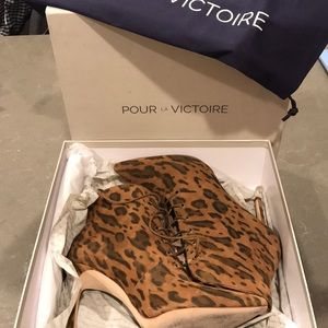 Pour La Victoire leopard lace up heeled booties